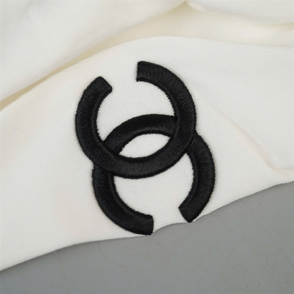Áo thun Chanel trắng cổ tròn size L +