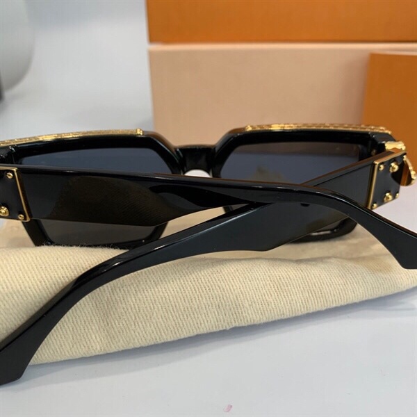 Kính LV đen gọng viền vàng+