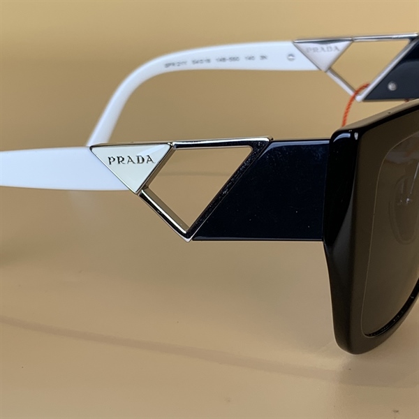 Kính đen Prada gọng đen trắng lớn KG+