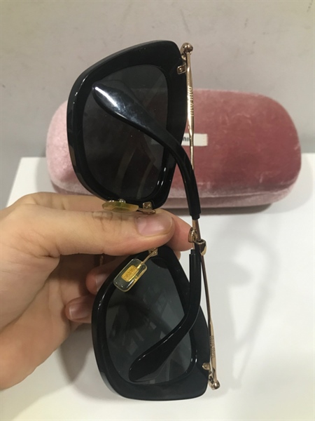 Kính MiuMiu Đen Viền Vàng KG+