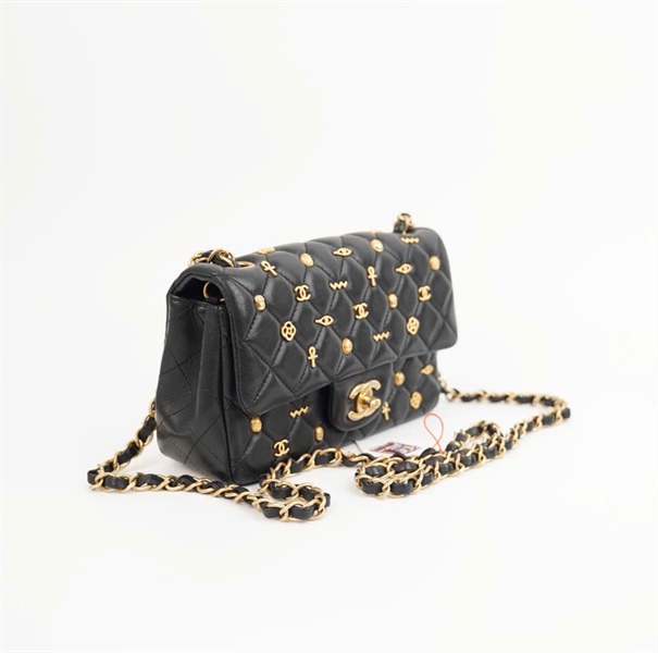 Túi Chanel đen đính charm 27967835 sz20 ( HC) +