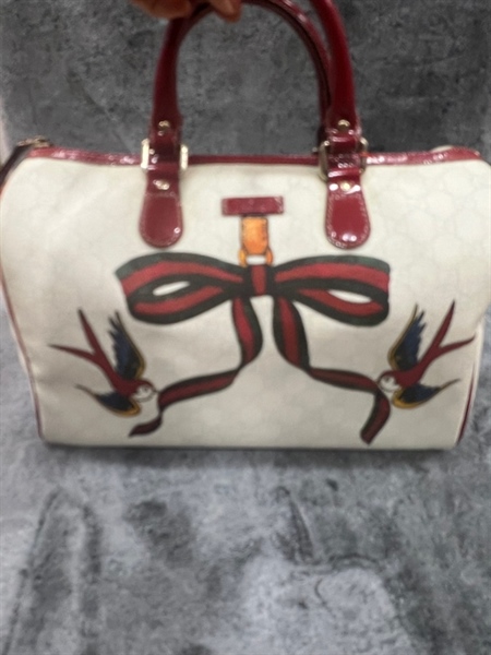 Túi GC trắng hoạ tiết nỏ đỏ viền đỏ +