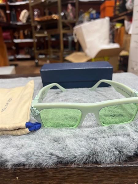 Kính LV xanh lơ có chữ lv mặt trong gọng +