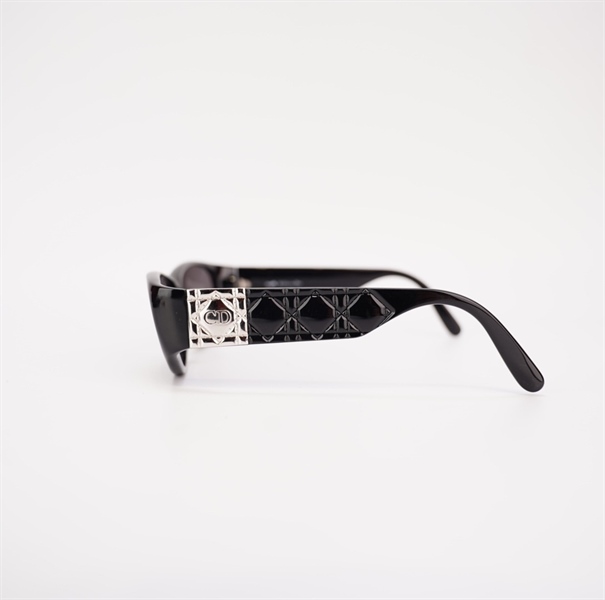 Mắt kính Dior màu đen KG+