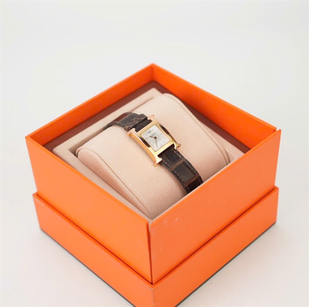 Đồng Hồ Hermes mặt vuông bạc quai đen KG+