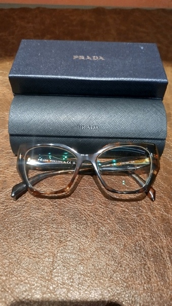 Kính Prada gọng nâu loang KG+