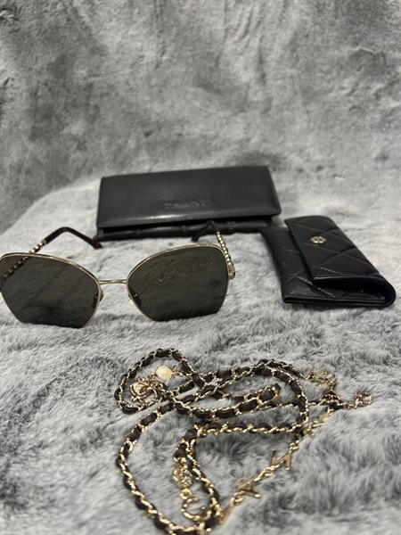 Kính chanel đen +day xích da có box +