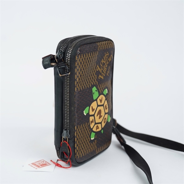 Túi LV đeo chéo nâu in hình rùa sz10 (TH) KG+