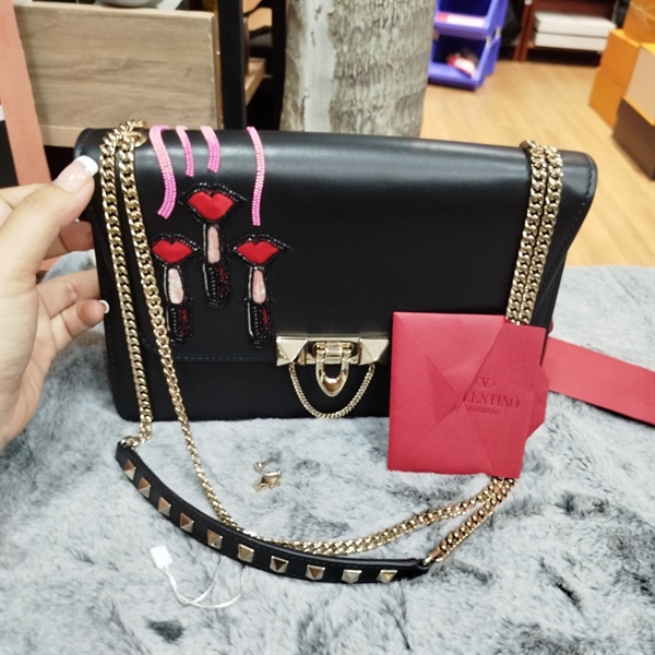 Túi Valentino đen , môi đỏ +