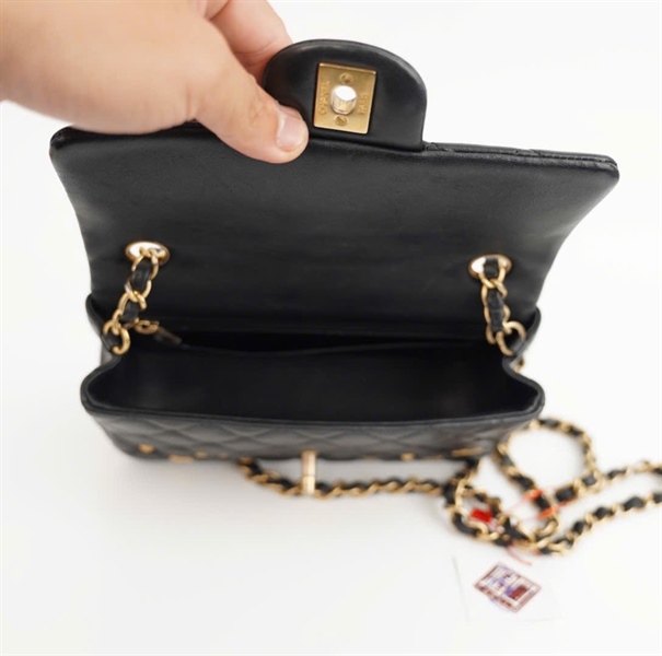 Túi Chanel đen đính charm 27967835 sz20 ( HC) +