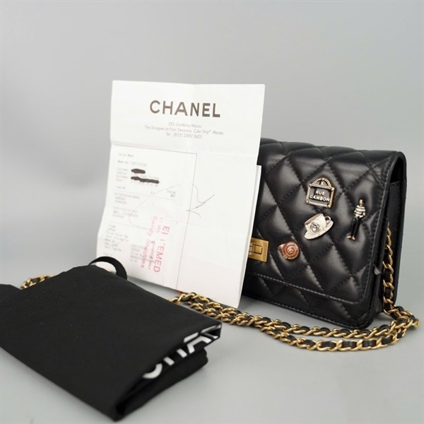 Túi Chanel đen đính charm (25559065) sz19 (BMC) KG+