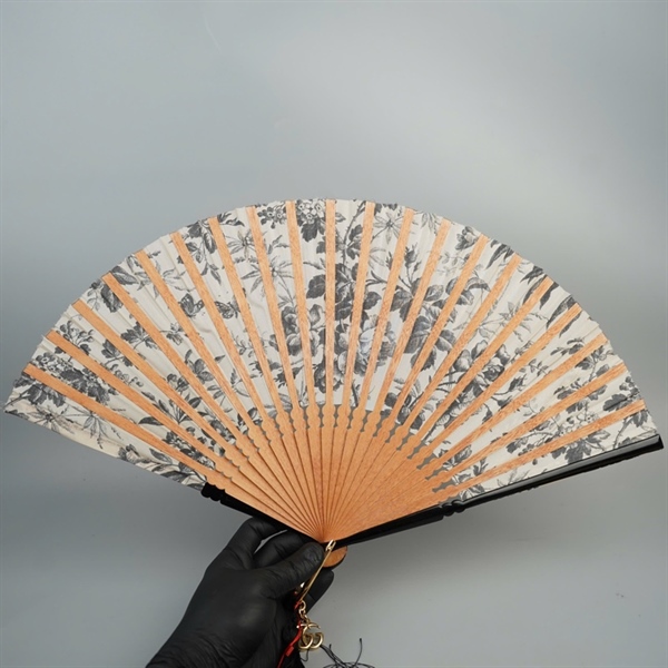 Quạt GG trắng họa tiết +