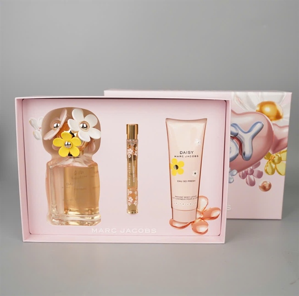 Sét mỹ phẩm Marc Jacobs (EDT 125ml + EDT 10ml + Body Lotion 75ml) (nữ) (No seal) (PN) KG+