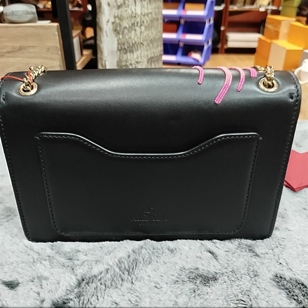 Túi Valentino đen , môi đỏ +