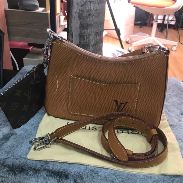 Túi LV vân cam dáng thuyền , charm hoa nâu +