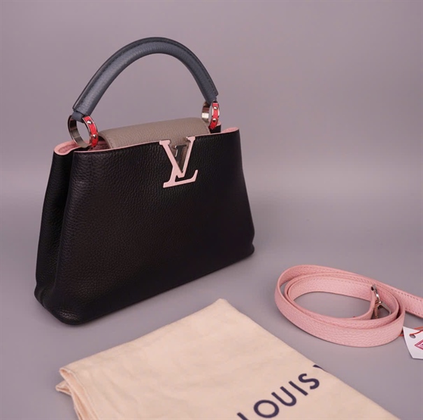 Túi Capu đen nắp xám quai xanh sz26 (HC) +