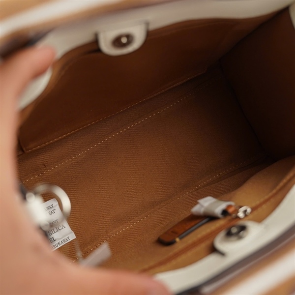 Túi Coach Handle trắng sz24 +