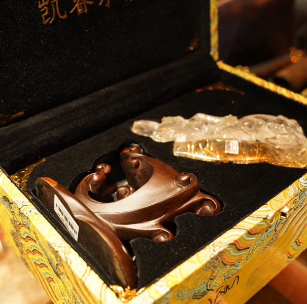 Tác phẩm Quan Âm Tự Tại tóc vàng 893233 KG+