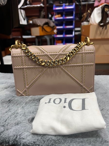Túi Dior màu nude viền đinh +