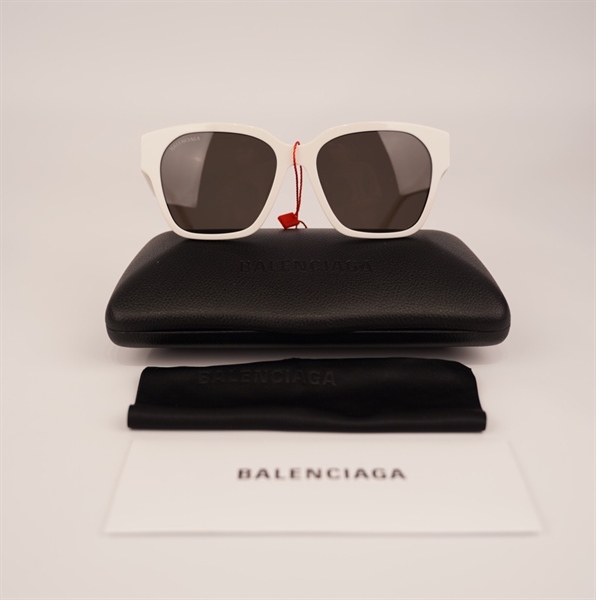 Kính râm Balenciaga gọng vuông trắng KG+