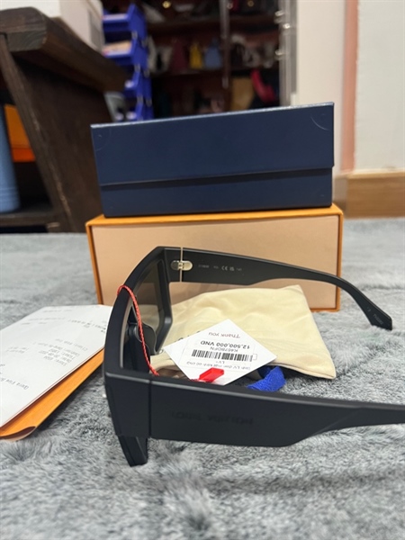 Kính LV đen mặt kính có chữ LV+