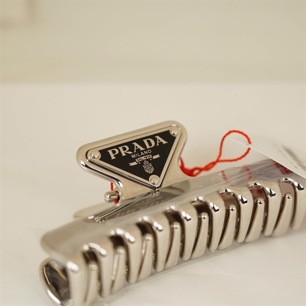 Kẹp tóc Prada bạc +