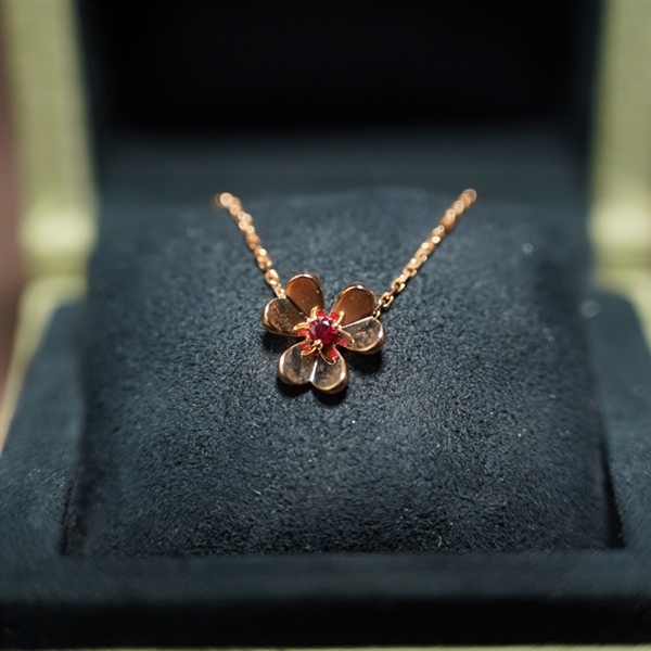 Vòng tay Van Cleef hoa đỏ KG+