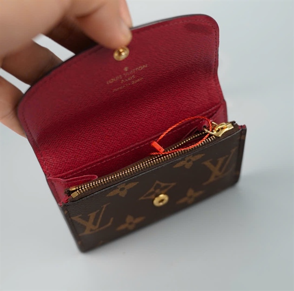 Ví card LV hoa nâu nút đỏ đô viền bo (LT)KG+