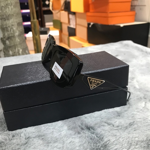 Kính đen Prada gọng logo tam giác KG+