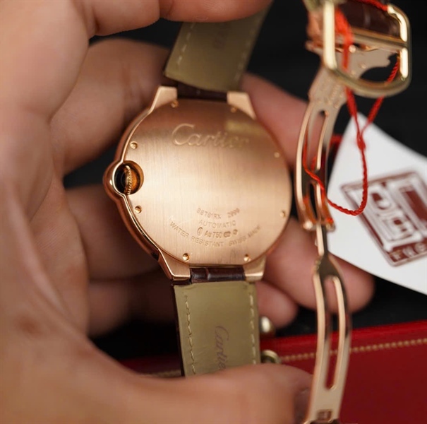 Đồng hồ Cartier mặt tròn viền đá quai da cá sấu (98781RX) (HC) KG+