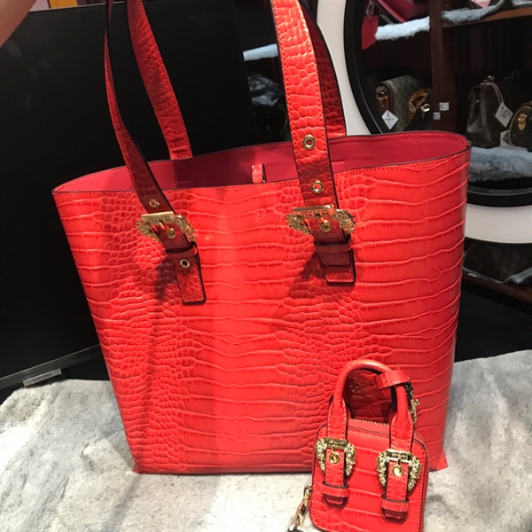 Túi Versace da đỏ kèm charm size 30cm KG+