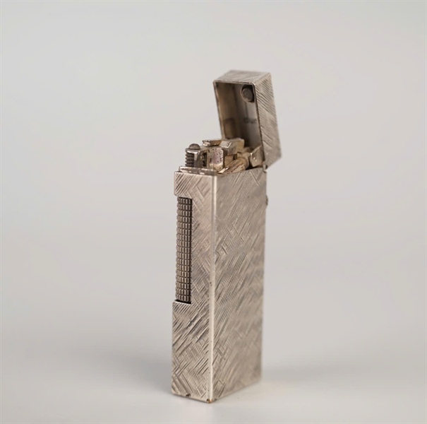Bật lửa Dunhill bạc họa tiết khắc nổi (RE24163) KG+